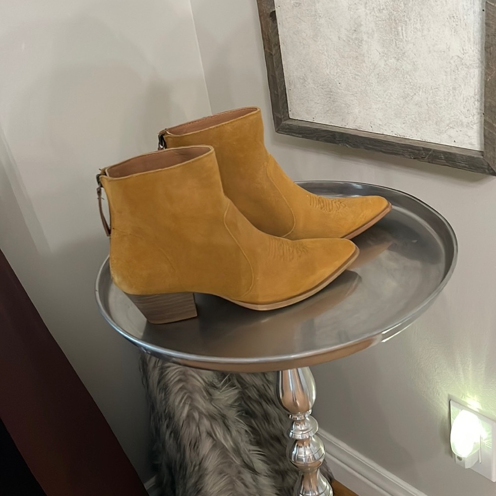 Dingo boots. Mustard color, suede uppers